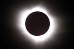 2002-12-04T113624Z_01_NOOTR_RTRIDSP_2_ODETP-AUSTRALIEN-SONNENFINSTERNIS-20021204.jpg